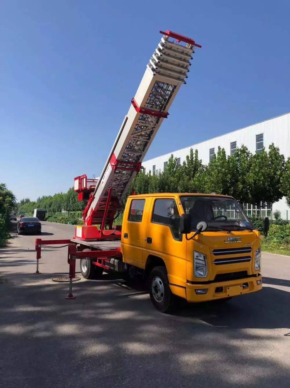 烟台栖霞附近的云梯车出租服务：轻松解决高空作业需求